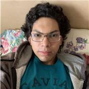 Profesor de computación, que apoya y orienta a sus alumnos para poder resolver satisfactoriamente sus tareas escolares